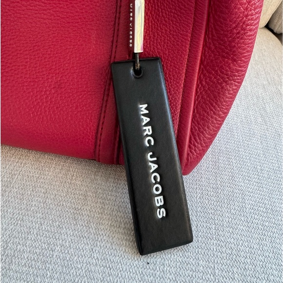 MARC JACOBS
Grained Calfskin The Tag 21 Tote Cranberry - Picture 5 of 7